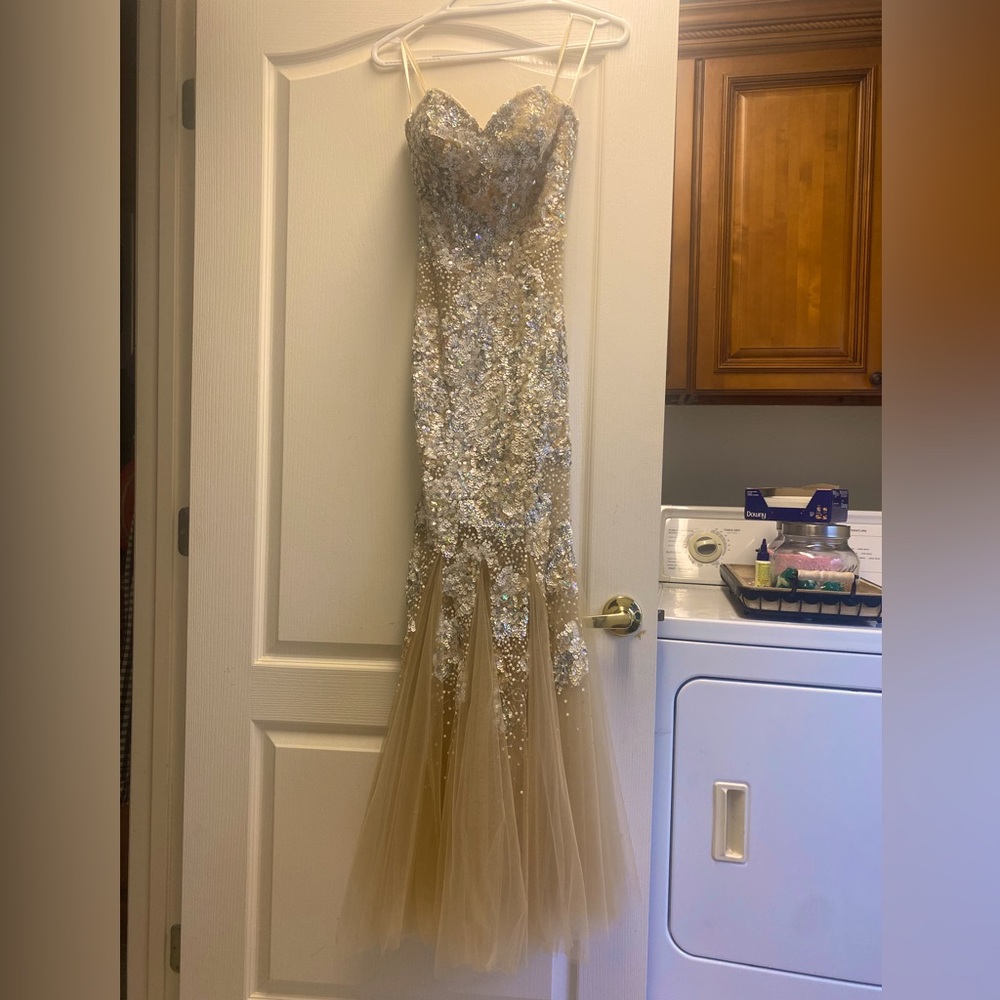 Size 0 mermaid prom/formal dress. Great condition!